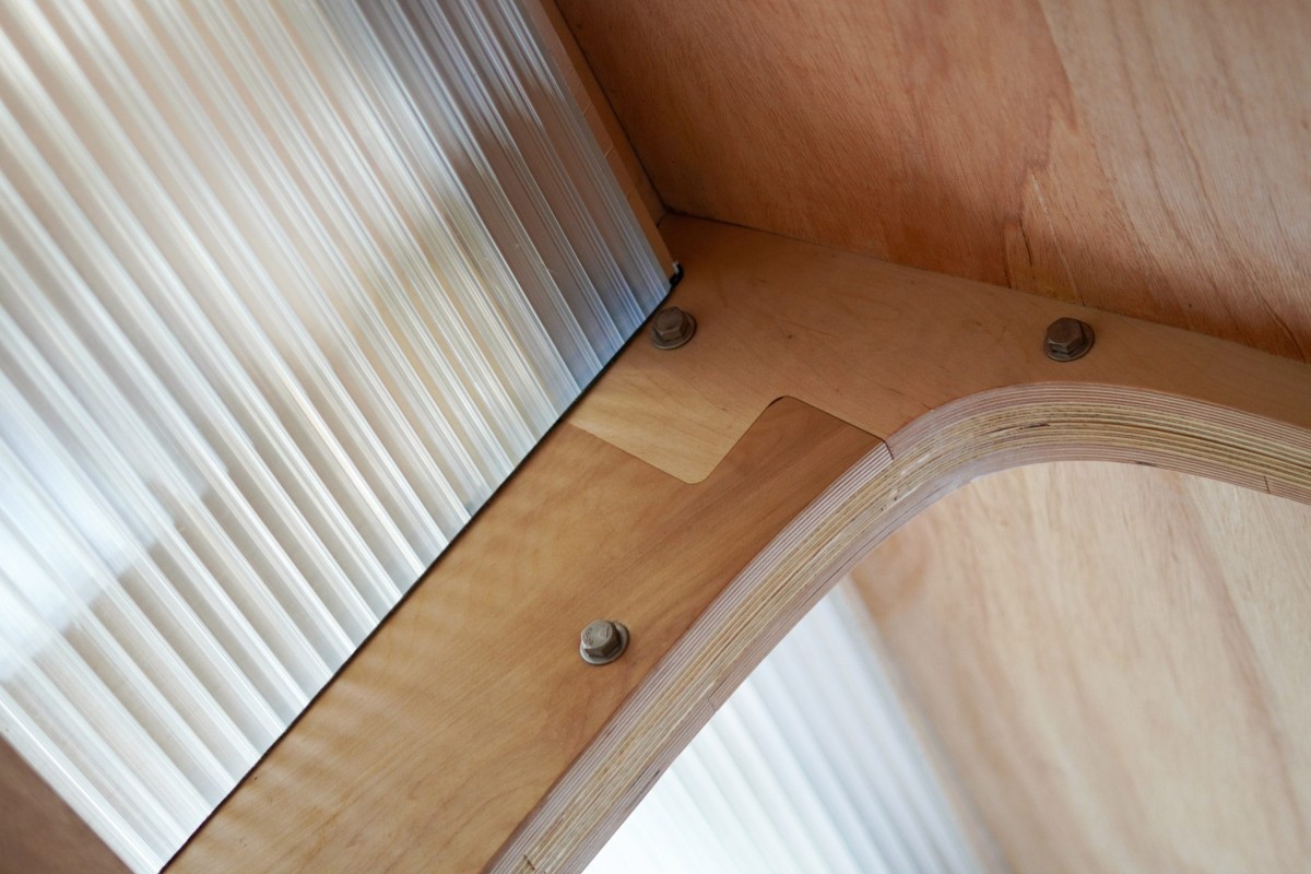 La madera es el material principal de la cabaña, elegido como homenaje al diseño histórico y a garantizar una armonización armonice con su entorno rural.