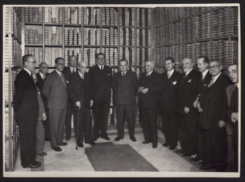 Visita de Demetrio Carceller, ministro de Industria y Comercio a la Cámara del Oro del Banco de España. 1944