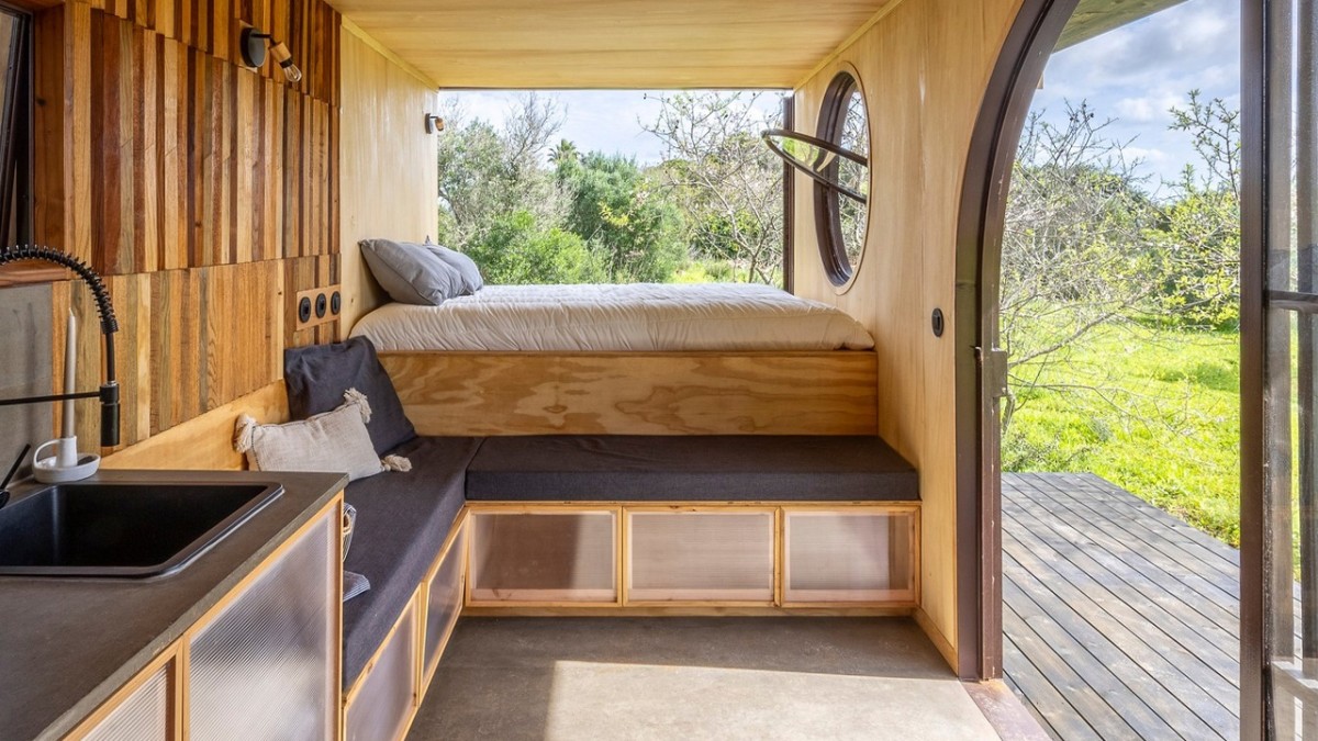 Interior con cama al fondo