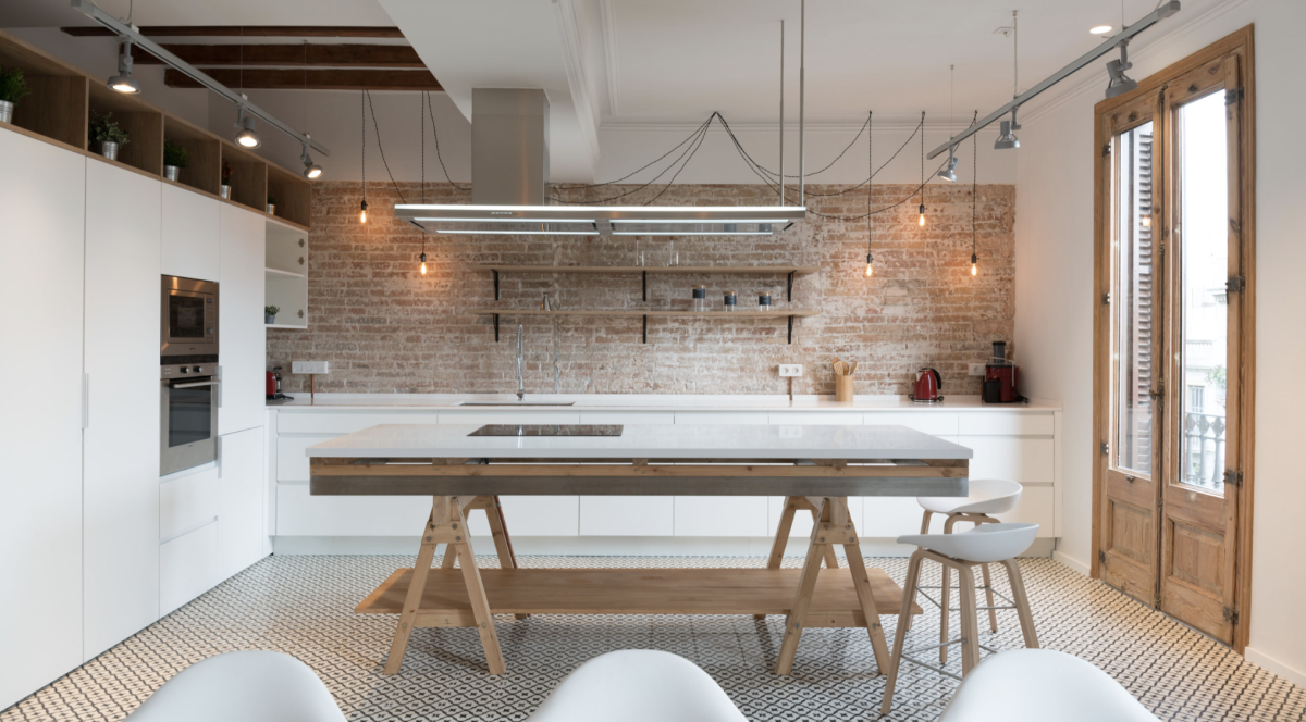 Cocina abierta reformada de un piso