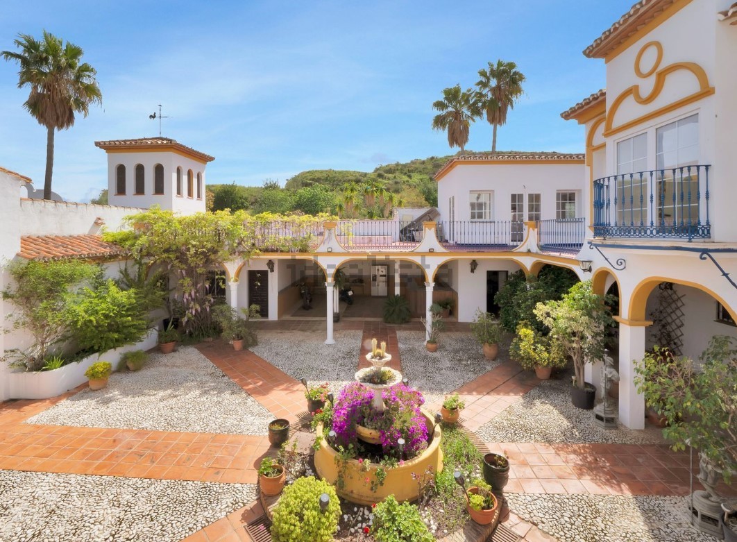 Patio del espectacular cortijo en Mijas (Málaga) que se vende por 3 millones