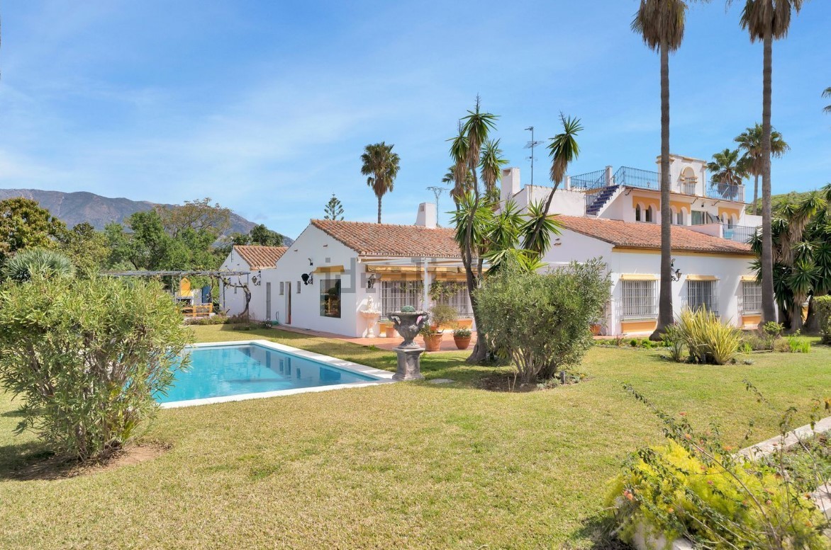 Jardines del espectacular cortijo en Mijas (Málaga) que se vende por 3 millones