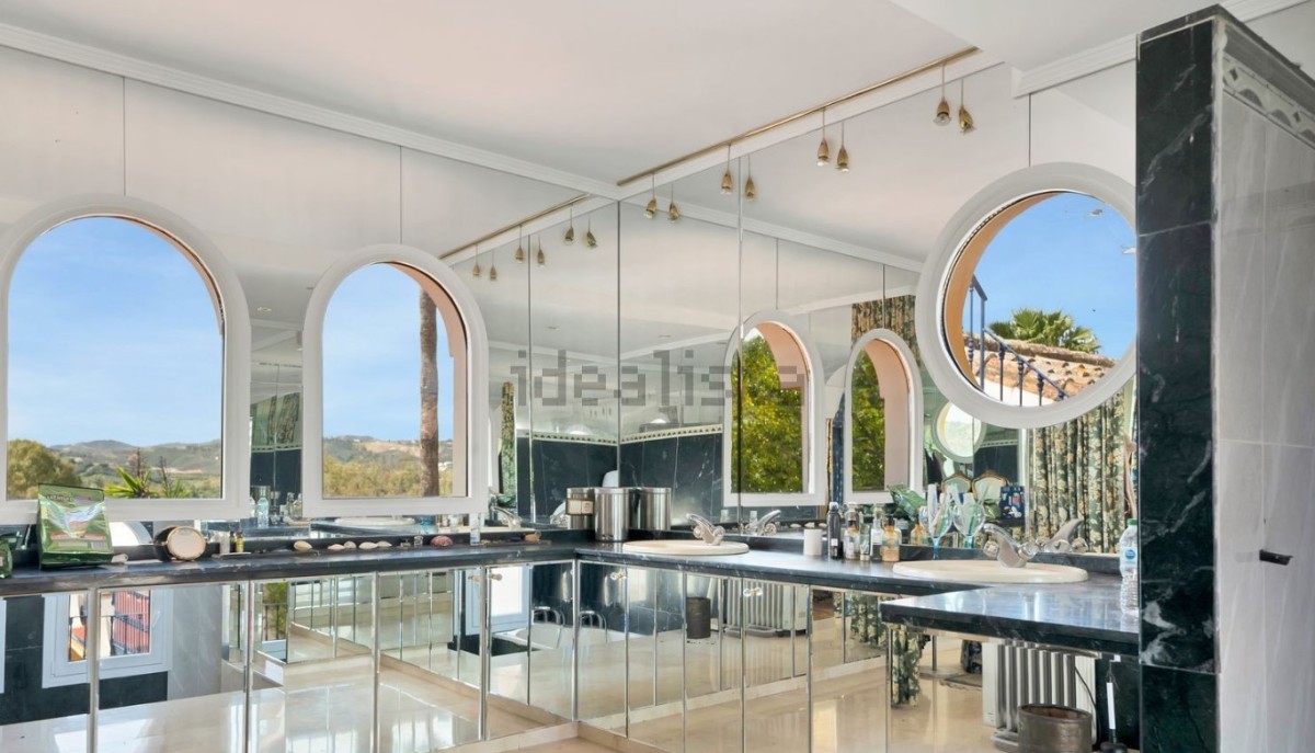 Baño en el espectacular cortijo en Mijas (Málaga) que se vende por 3 millones
