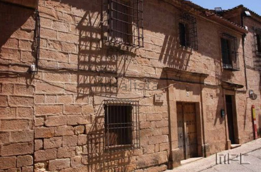 Los pueblos más bonitos de España que parecen sacados de un cuento de hadas Palacio_banos