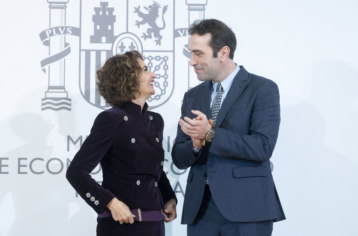 La nueva vicepresidenta primera y ministra de Hacienda, María Jesús Montero, y el ministro de Economía, Comercio y Empresa, Carlos Cuerpo