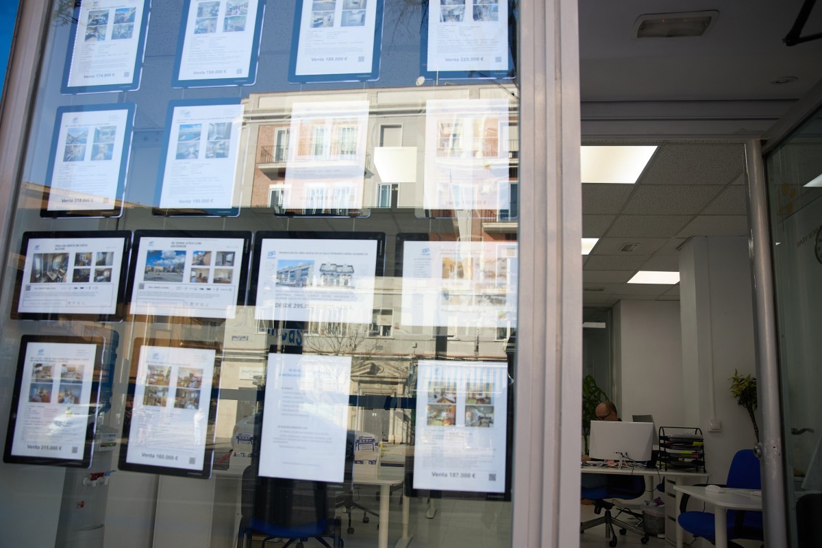 Archivo - Foto de archivo de anuncios de pisos en venta en una inmobiliaria.