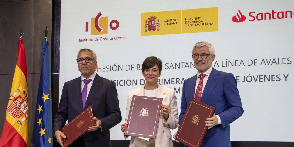 (I-D): El Presidente Del ICO, José Carlos García De Quevedo, La Ministra De Vivienda Y Agenda Urbana, Isabel Rodríguez Y El Consejero Delegado De Santander España, Ángel Rivera.