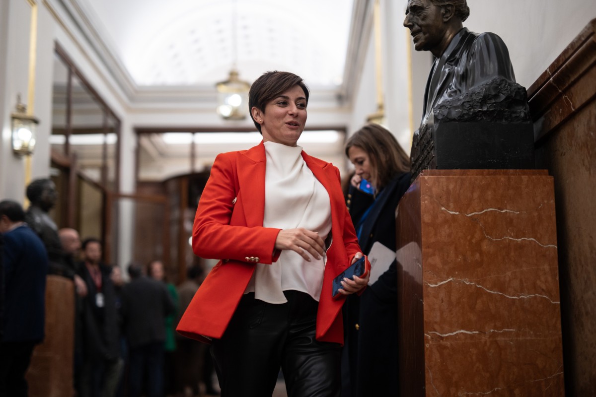 Archivo - La ministra de Vivienda y Agenda Urbana, Isabel Rodríguez,a su llegada a una sesión plenaria, en el Congreso de los Diputados, a 28 de noviembre de 2023, en Madrid (España).