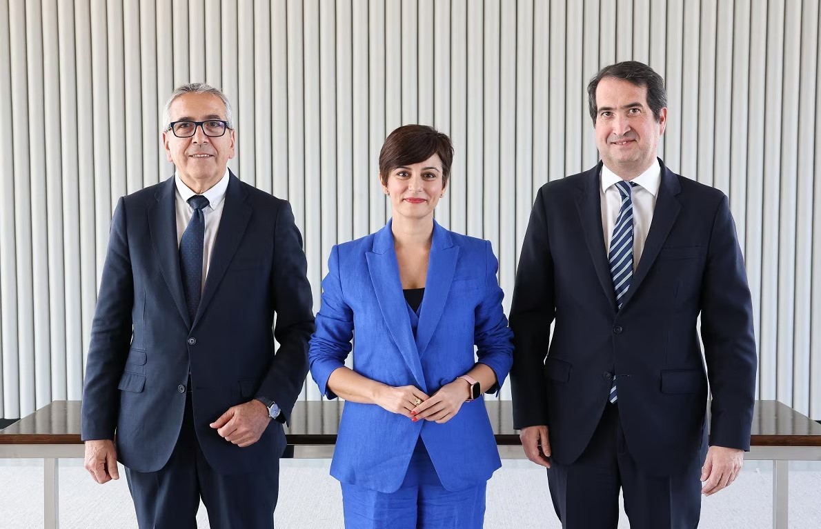 El presidente del Instituto de Crédito Oficial (ICO), José Carlos García de Quevedo (izquierda), la ministra de Vivienda y Agenda Urbana, Isabel Rodríguez, y el ‘country manager’ de BBVA en España, Peio Belausteguigoitia