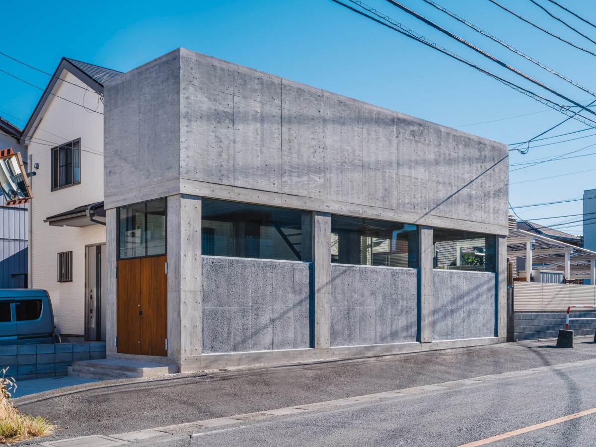 La Casa 2700 está situada en la ciudad de Saitama, cercana a Tokio, Japón sobre un solar estrecho y largo.