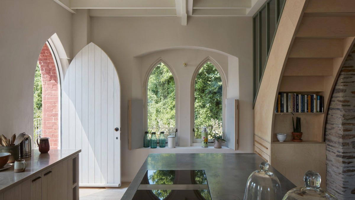 El proyecto de rehabilitación de la antigua capilla en vivienda fue llevado a cabo por Tuckey Design Studio en la población de Devon.