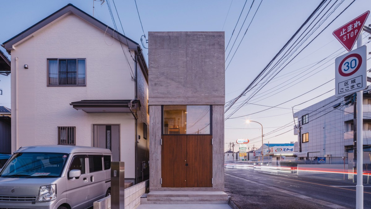 La casa cuenta con una anchura de 2,7 metros, lo que influye en la disposición de los espacios interiores.
