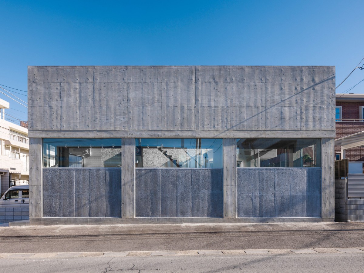 La vivienda se concibe como “caja de hormigón” cuya estructura cuenta con ocho gruesas columnas que atraviesan el espacio para sostener el piso superior.