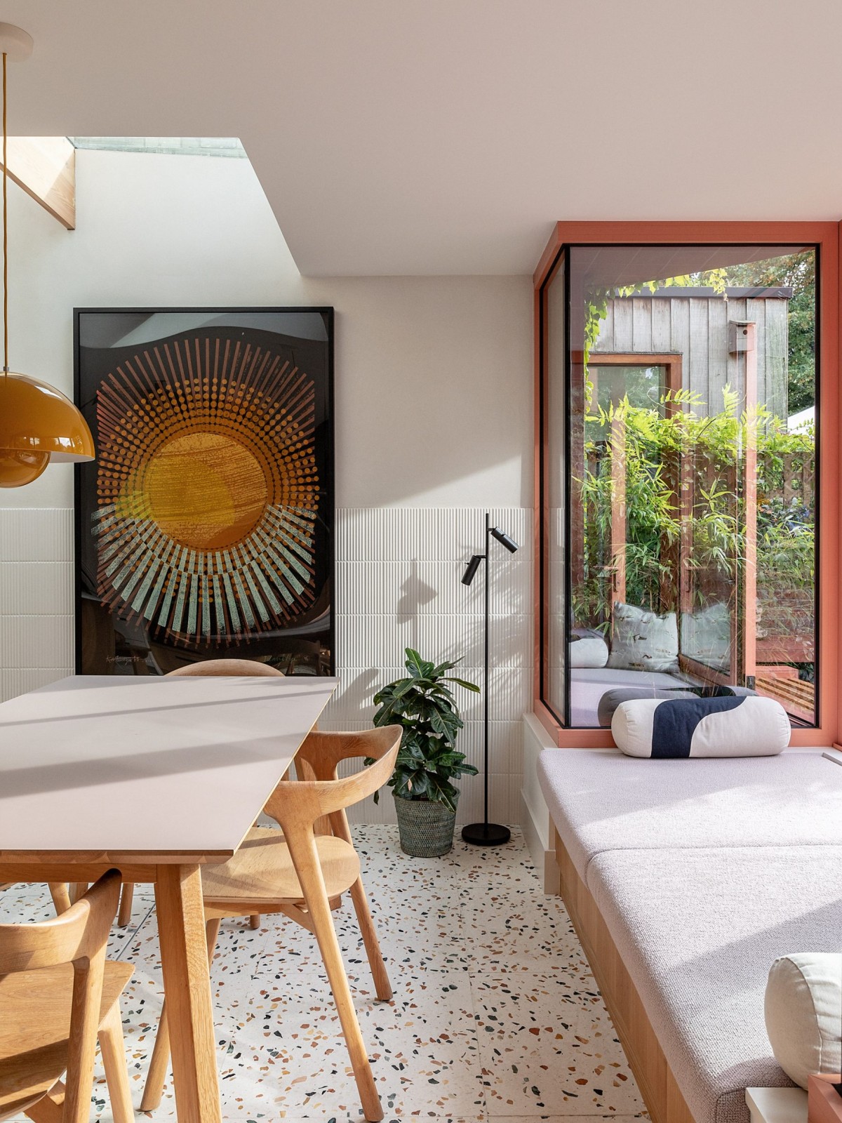 Una ventana corredera ofrece un giro contemporáneo a un tradicional mirador, la cual está equipada con un gran asiento que brinda amplias vistas del jardín.