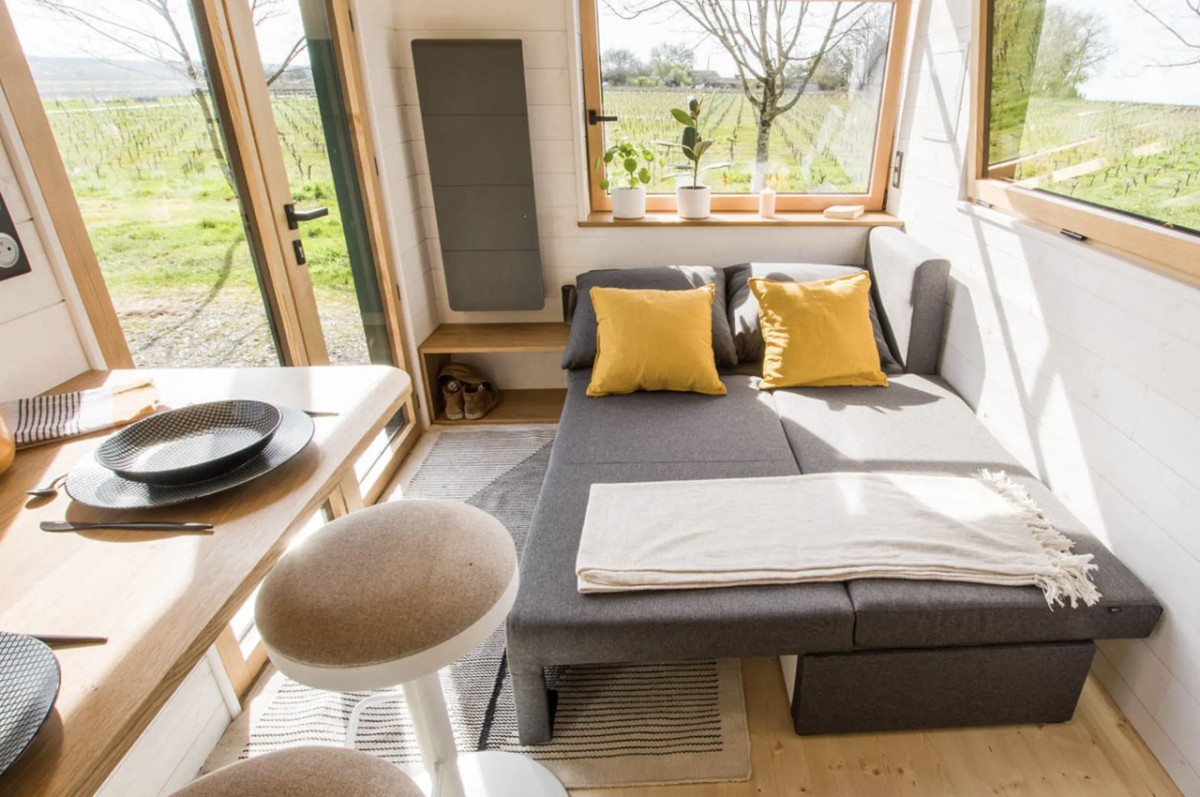 El salón cuenta con un gran sofá cama esquinero en forma de L.