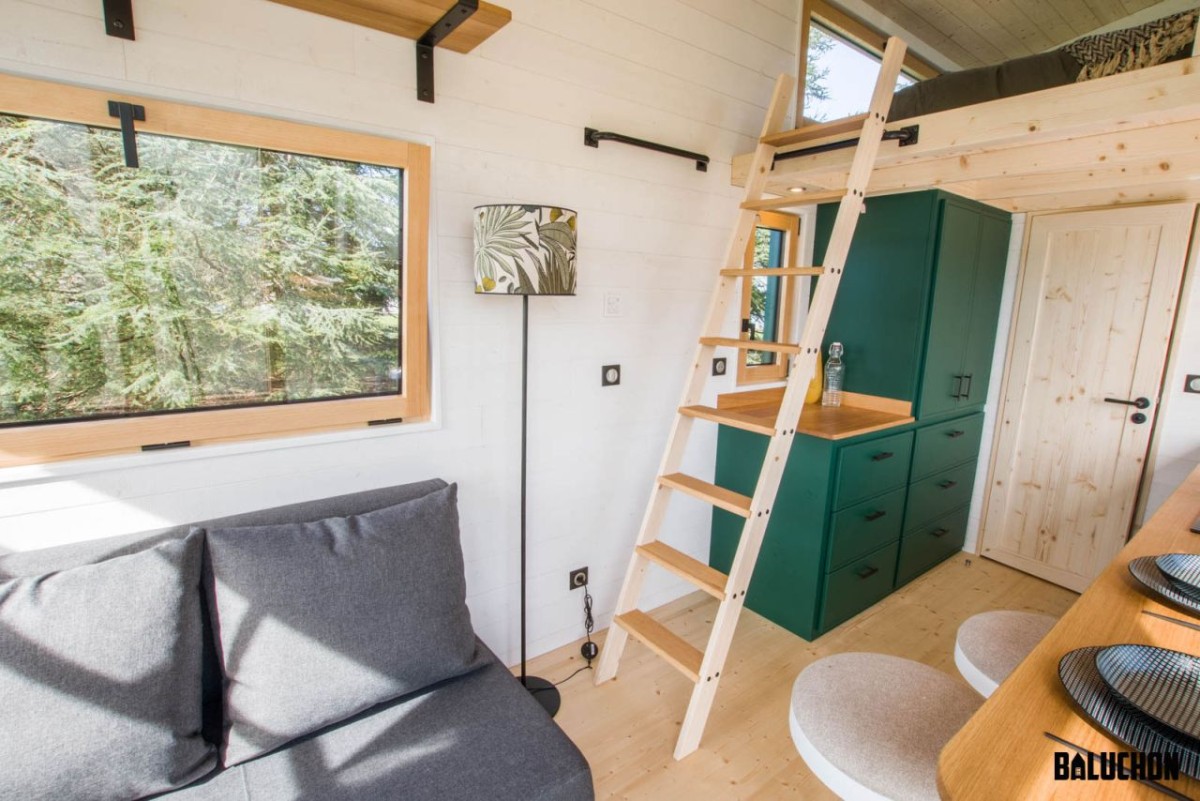 En el espacio central convergen la escalera que da acceso al dormitorio y los armarios de almacenaje de la cocina.