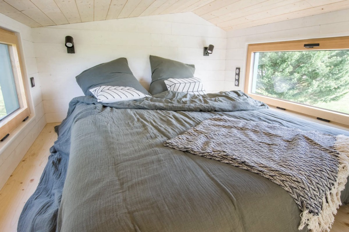 El dormitorio principal está situado en un loft en la parte superior al que se accede mediante una escalera extraíble de madera.