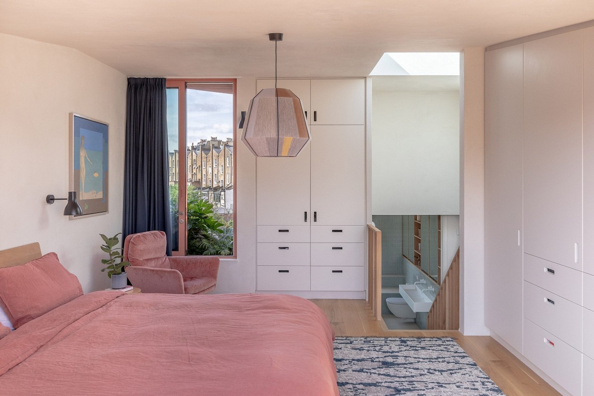 La reforma incorporó un nuevo dormitorio en suite, que fue realizado transformando el antiguo tejado de mariposa en un tejado de mansarda.