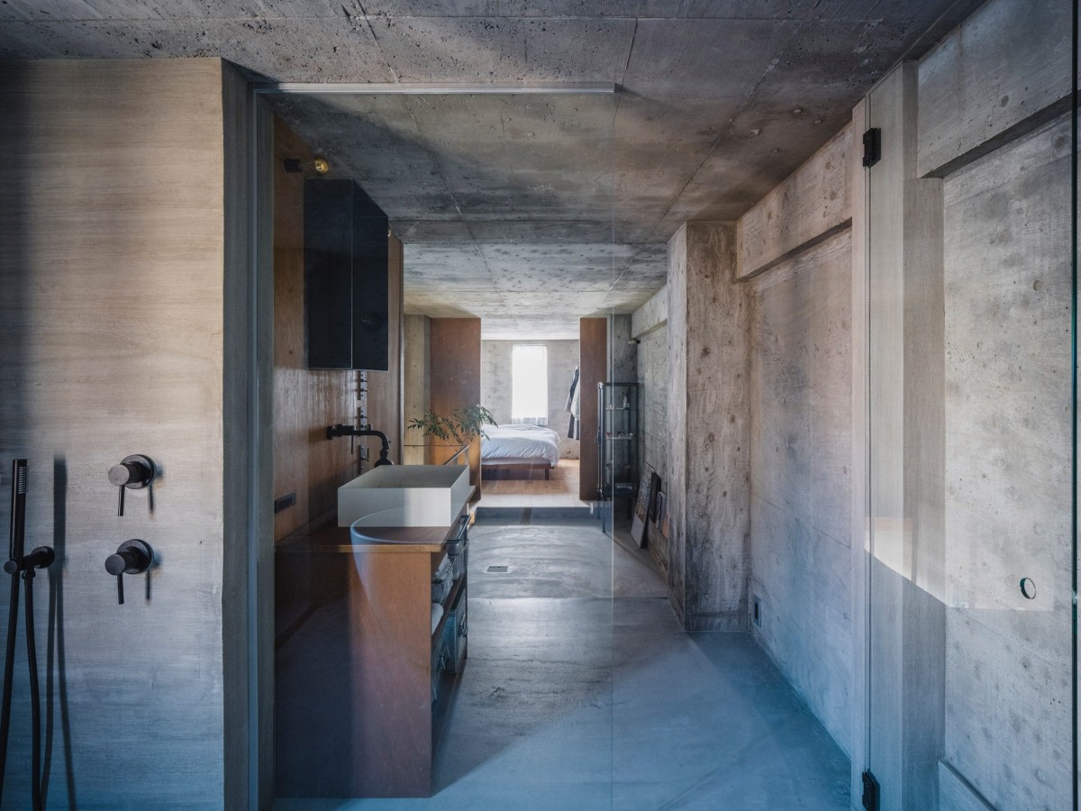 La planta superior, mucho más íntima, alberga el baño y el dormitorio de la vivienda.