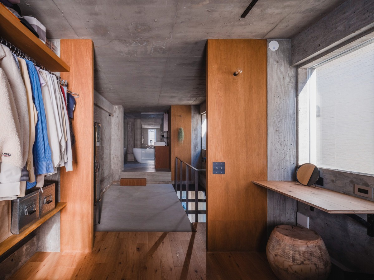 La casa presenta un diseño minimalista y funcional, con una paleta reducida de materiales que permite que el mobiliario y los objetos del cliente sean los protagonistas.