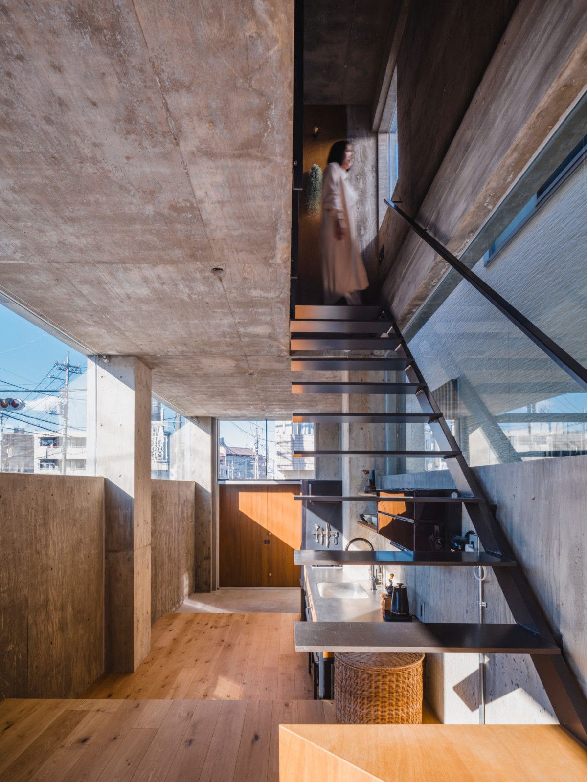 La escalera compacta conduce al centro de la primera planta, creando una masa flotante de aspecto pesado que crea una apariencia aparentemente incómoda.