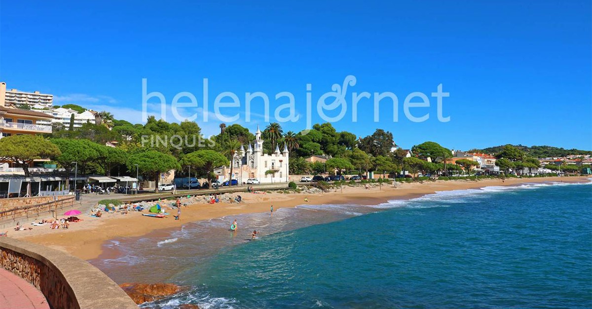 Castillo modernista en primera línea de playa de la Costa Brava