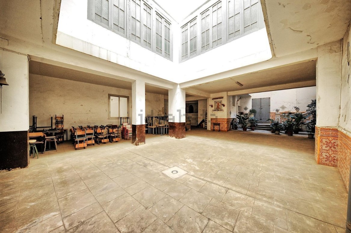 En venta un antiguo colegio en el centro de Sagunto. Patio interior