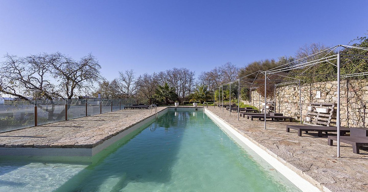 Piscina del hotel sostenible en venta en Sierra de Gata