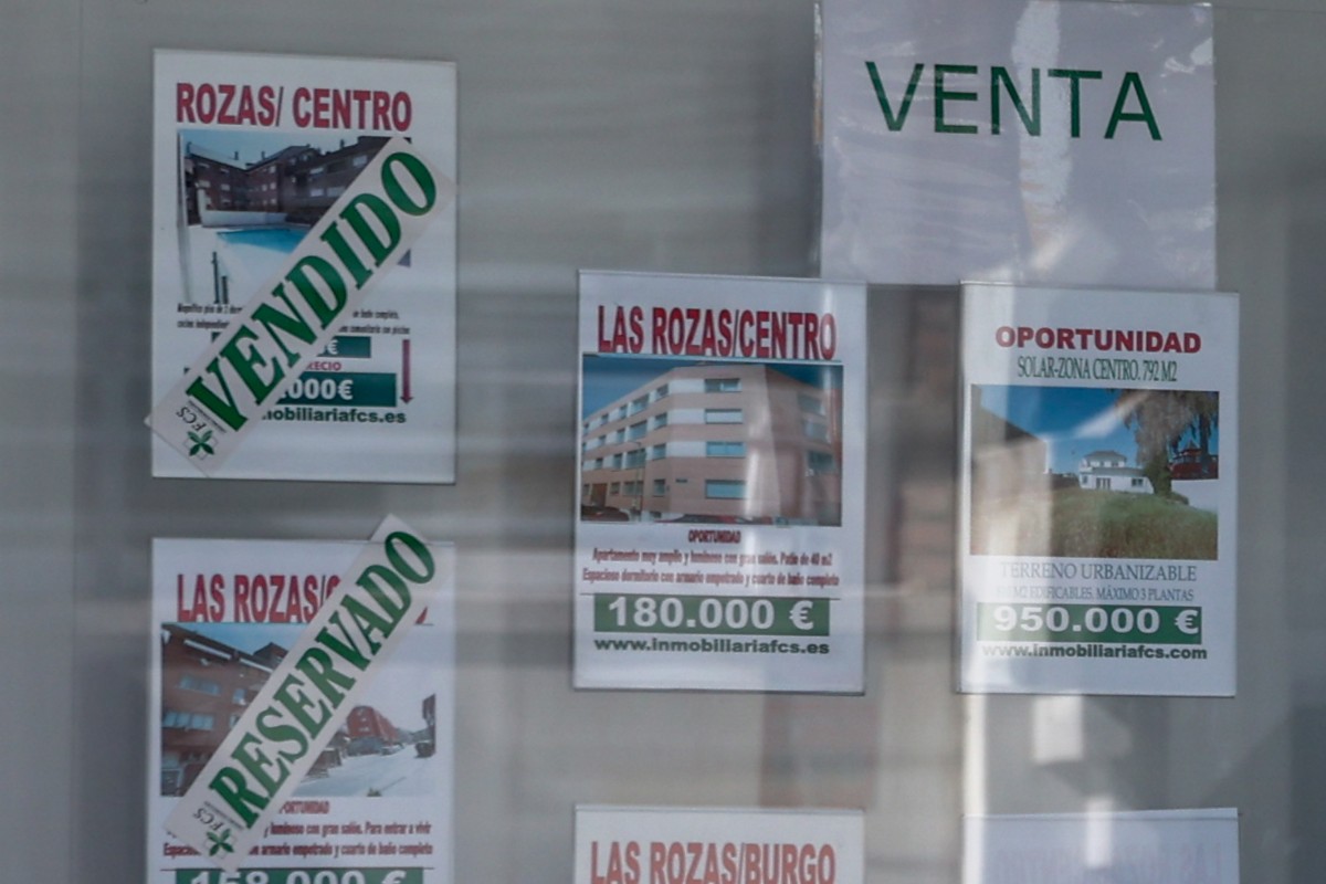 Archivo - Escaparate de anuncios de viviendas, a 4 de agosto de 2023.