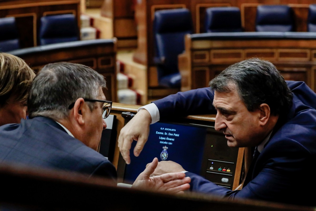 El portavoz del PSOE en el Congreso de los Diputados, Patxi López (i) y el portavoz del PNV en el Congreso, Aitor Esteban (d), durante una sesión plenaria en el Congreso de los Diputados