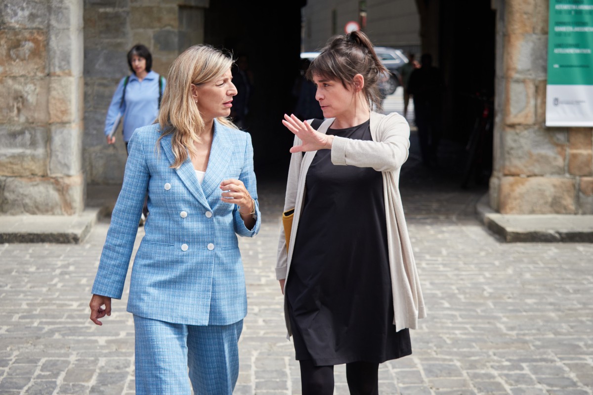 La vicepresidenta segunda del Gobierno de España, Yolanda Díaz, y la vicepresidenta tercera y consejera de Vivienda, Juventud y Políticas Migratorias del Gobierno de Navarra, Begoña Alfaro.