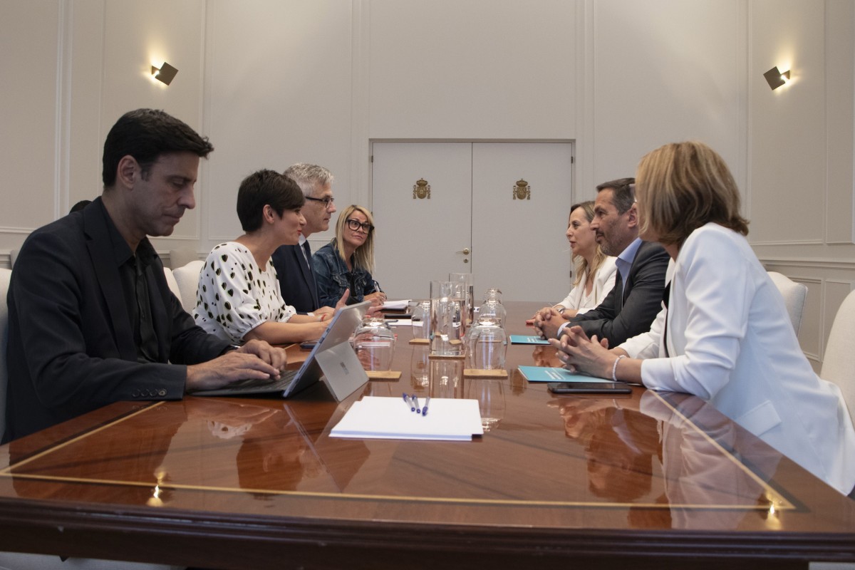 La ministra de Vivienda y Agenda Urbana, Isabel Rodríguez, durante una reunión con el presidente de la Federación Nacional de Asociaciones Inmobiliarias (FAI), José María Alfaro. En Madrid, a 18 de junio de 2024.