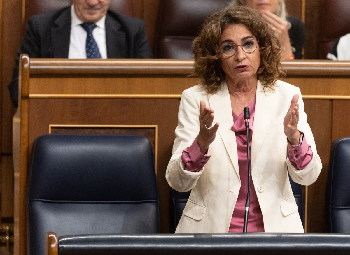 La vicepresidenta primera del Gobierno, ministra de Hacienda y vicesecretaria general del PSOE, María Jesús Montero, interviene durante una sesión de control, en el Congreso de los Diputados, a 12 de junio de 2024, en Madrid (España).