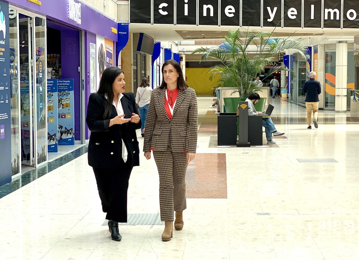 La alcaldesa de Santander, Gema Igual, y la gerente del Centro Comercial Peñacastillo, Bárbara Sánchez de la Llama