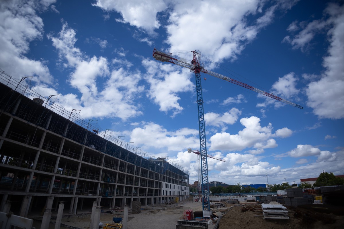 Archivo - Obras en bloques de viviendas, a 17 de mayo de 2024, en Madrid (España).