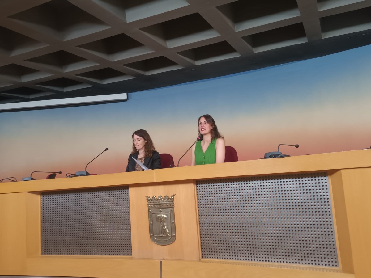 La portavoz de Más Madrid, Rita Maestre, acompañada por la portavoz en Hacienda, Sara Ladra