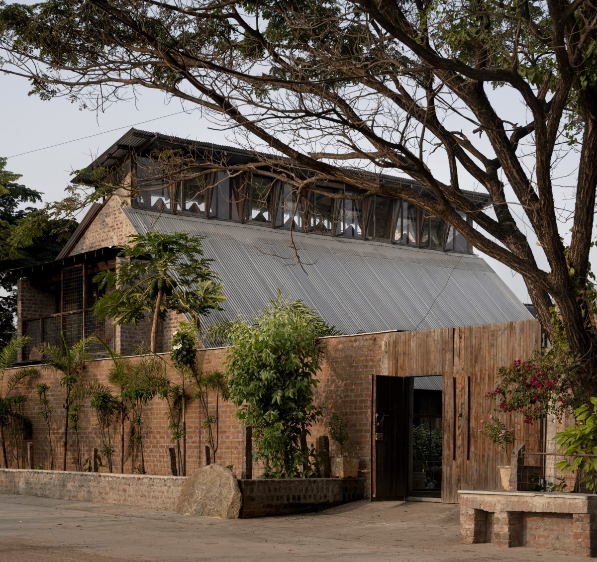 El proyecto Pott House está firmado por el estudio indio Kiron Cheerla Architecture, la cual destaca por su techo en forma de linterna.