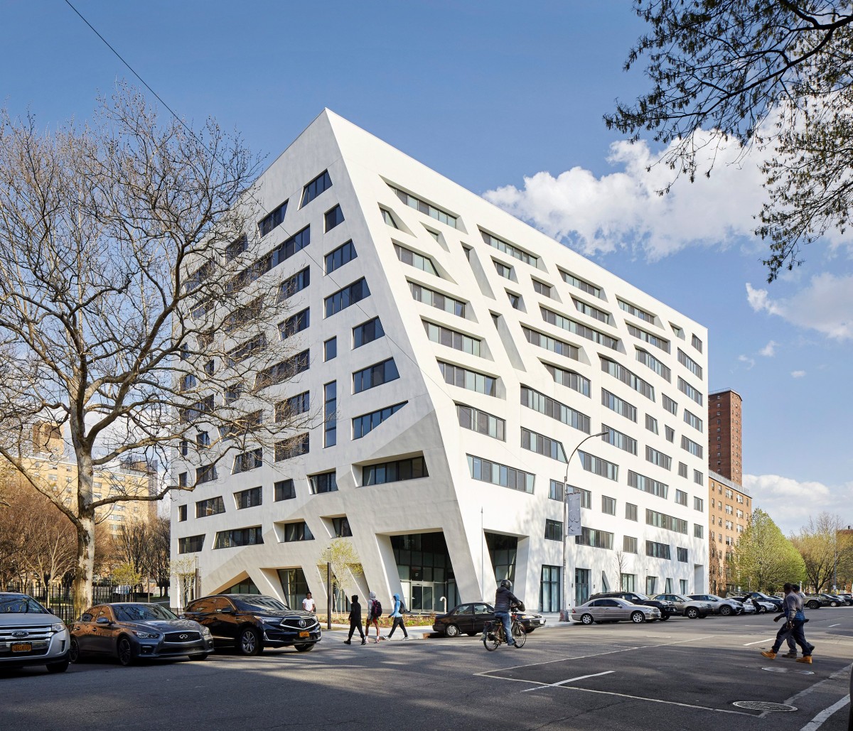 The Atrium está ubicado en el campus de Sumner Houses en Brooklyn y está diseñado por el Studio Libeskind.