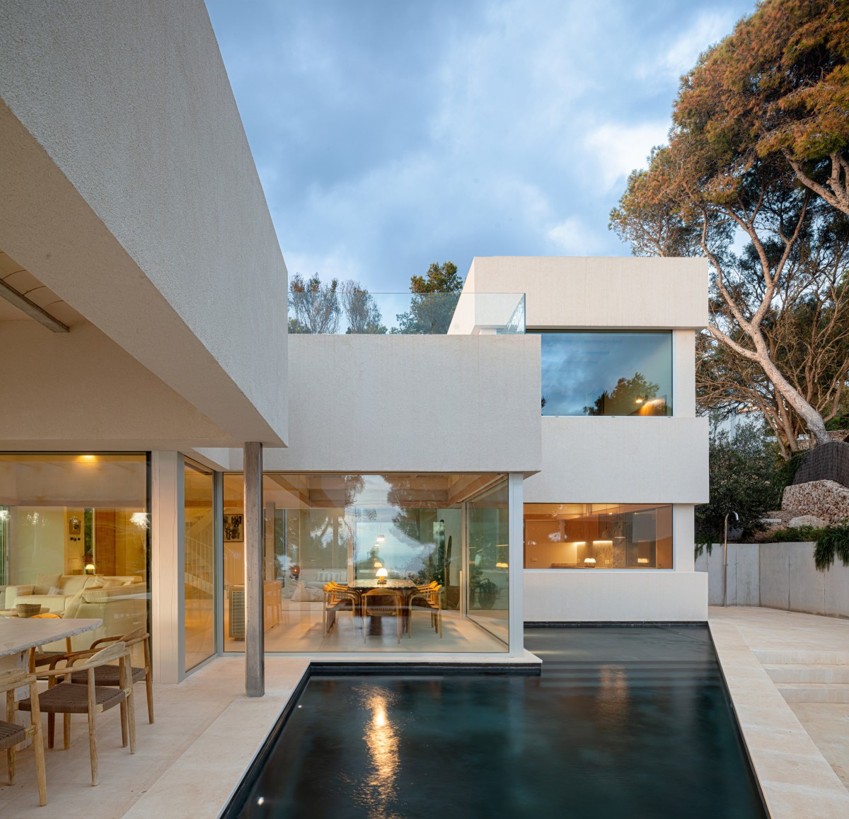 Los volúmenes de Bundle House están unidos por un diseño exterior minimalista, mientras que los interiores presentan una rica textura.