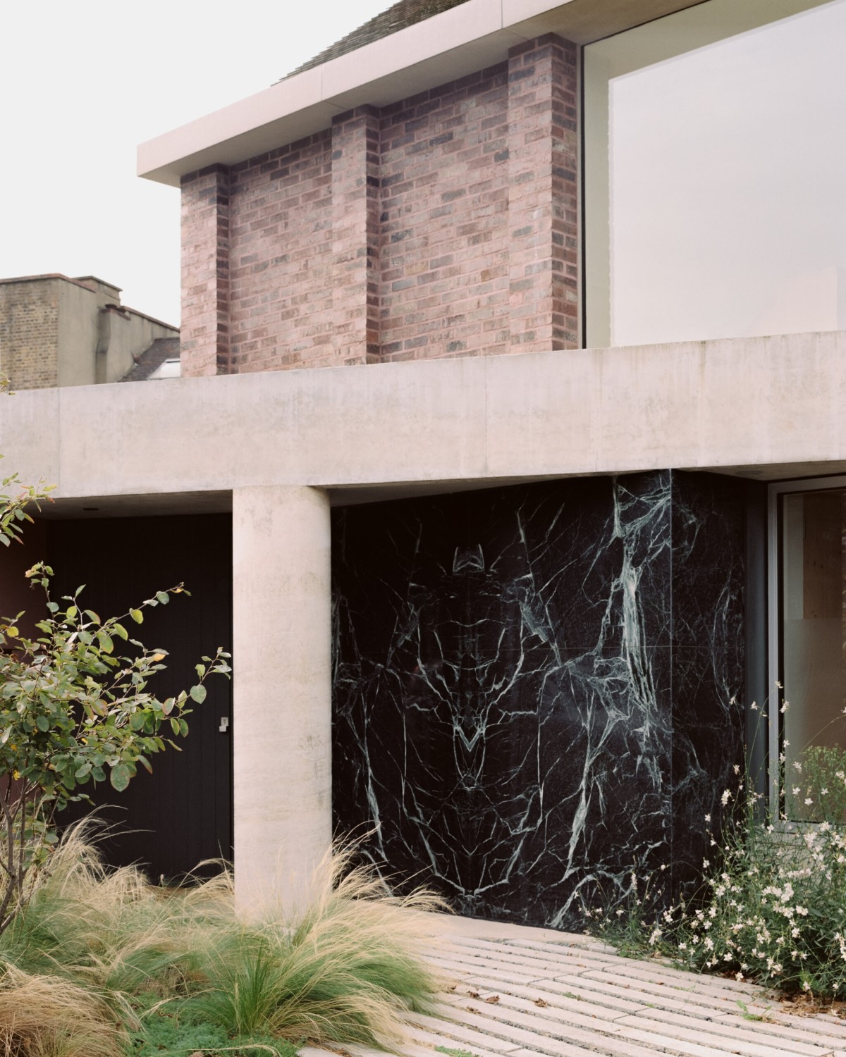 Exterior con fachada de ladrillos y mármol