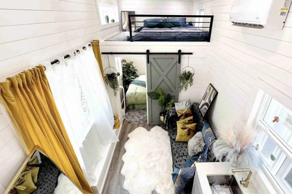 El diseño interior está cuidadosamente planificado para maximizar el uso del espacio disponible.