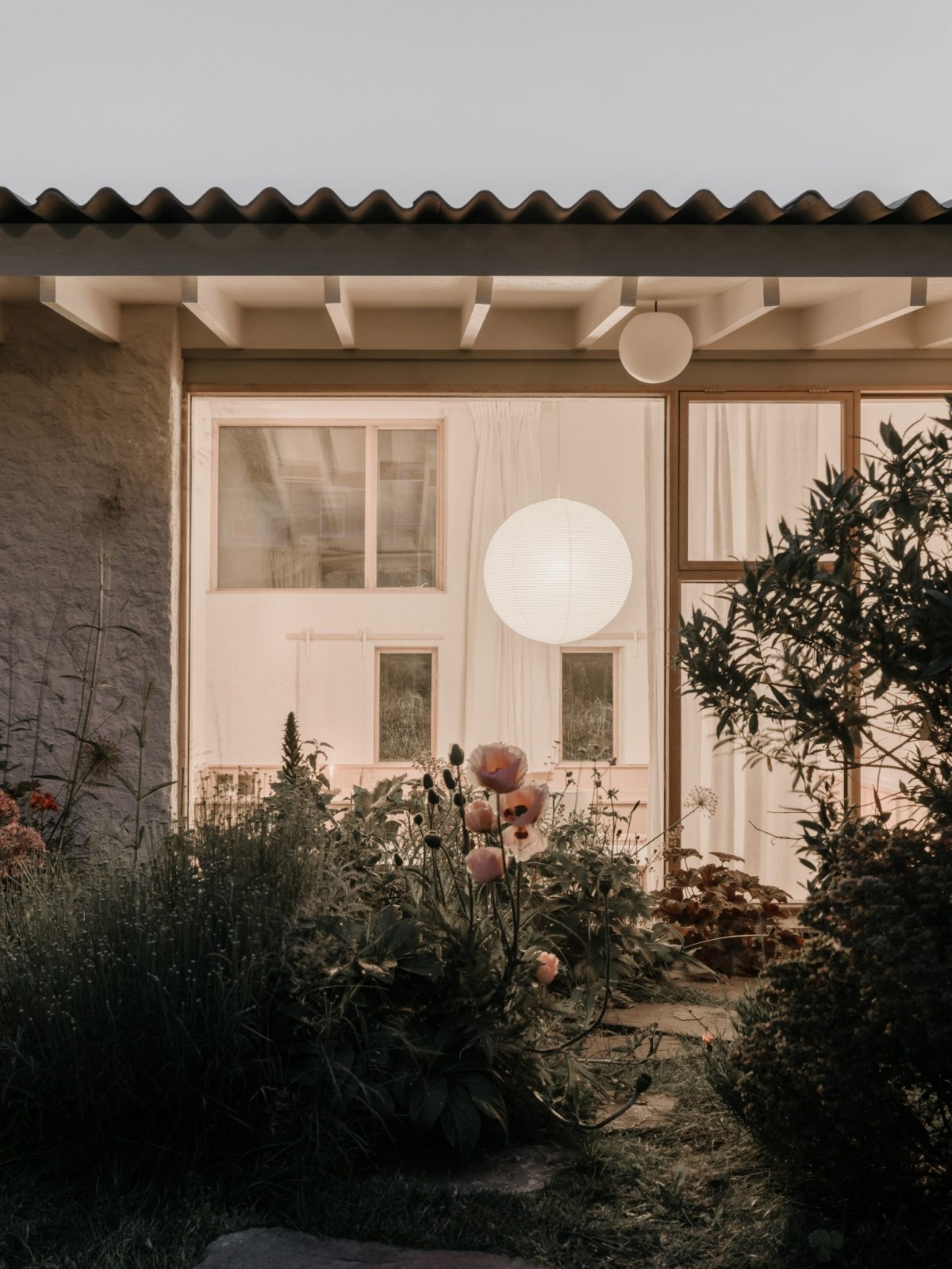El tejado a un agua, dejando sus bigas a cara vista, le confiere un aspecto moderno y funcional.