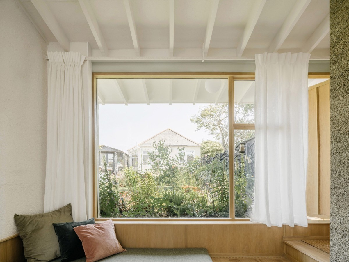 Los grandes ventanales enmarcan vistas del jardín, ofreciendo una perspectiva única y permitiendo sentirse cercano con la naturaleza.
