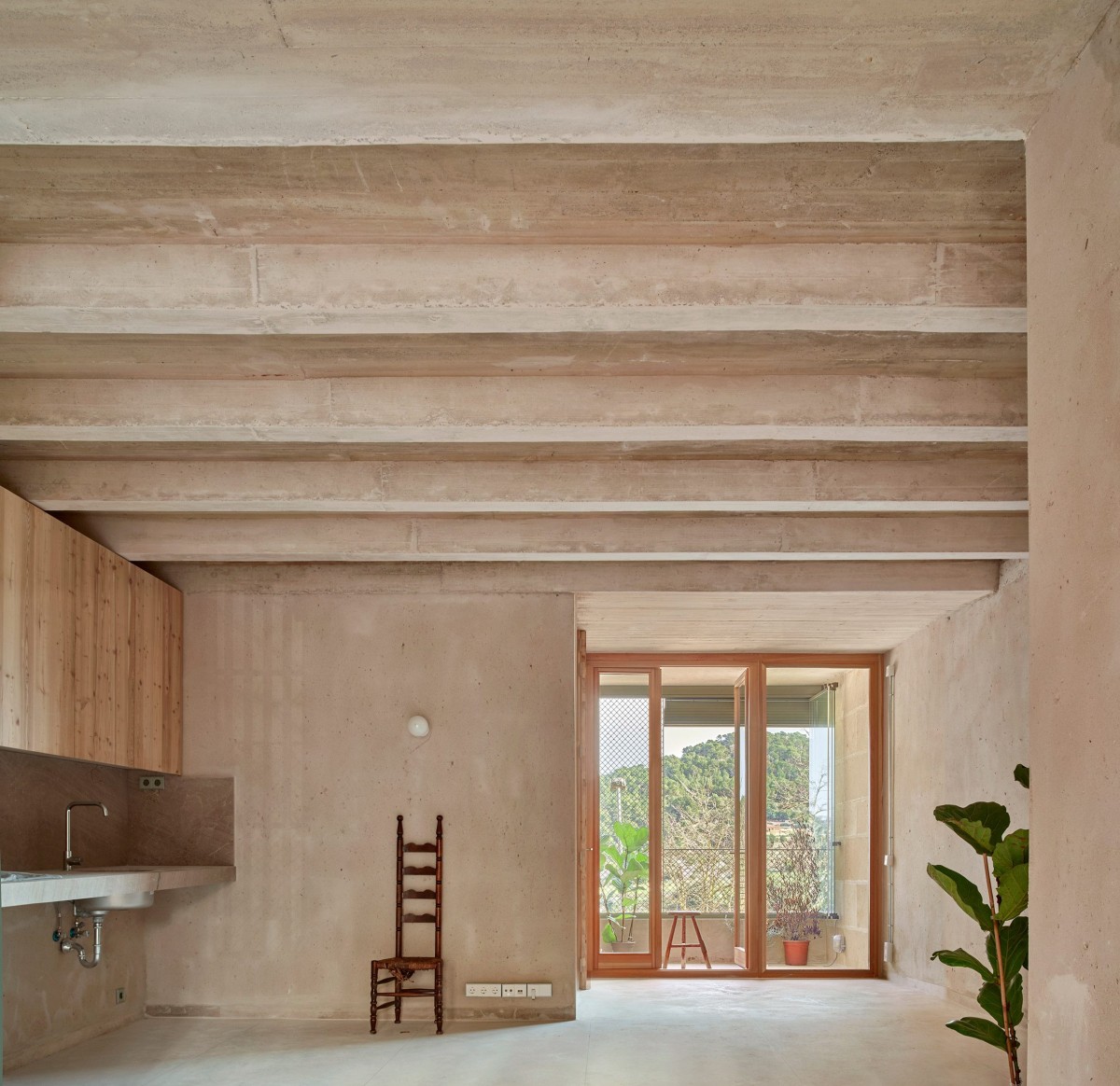 Los interiores de los apartamentos combinan enlucido de cal y madera, proporcionando un ambiente cálido y acogedor.