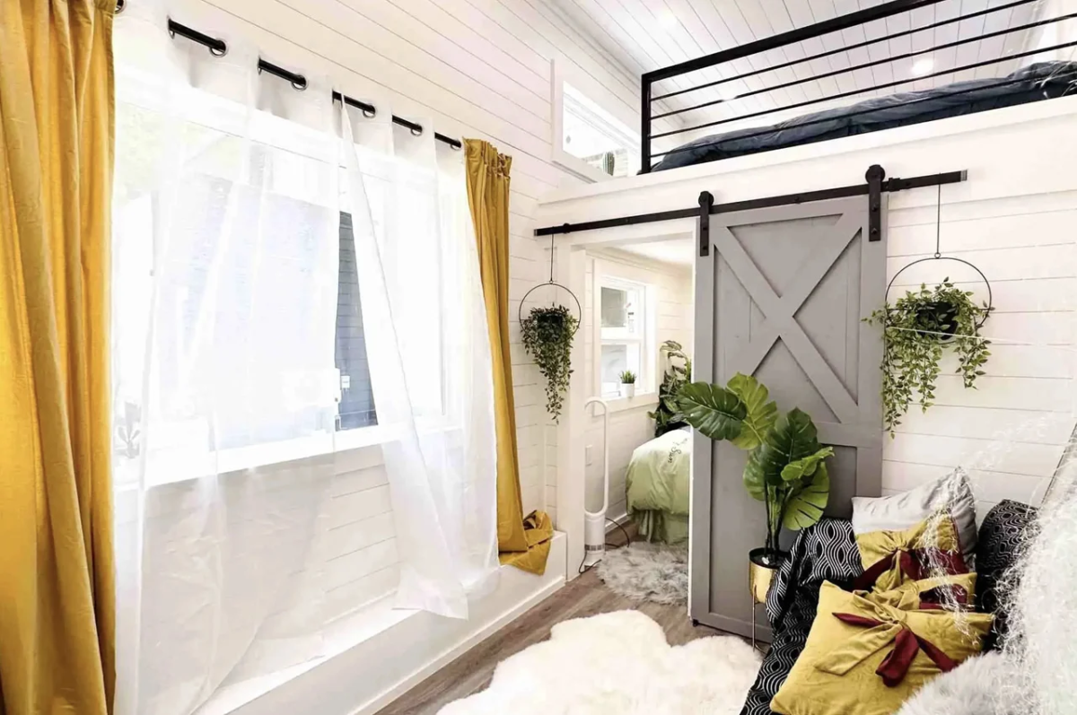 La habitación principal y el baño se cierran mediante una puerta corredera estilo granero.