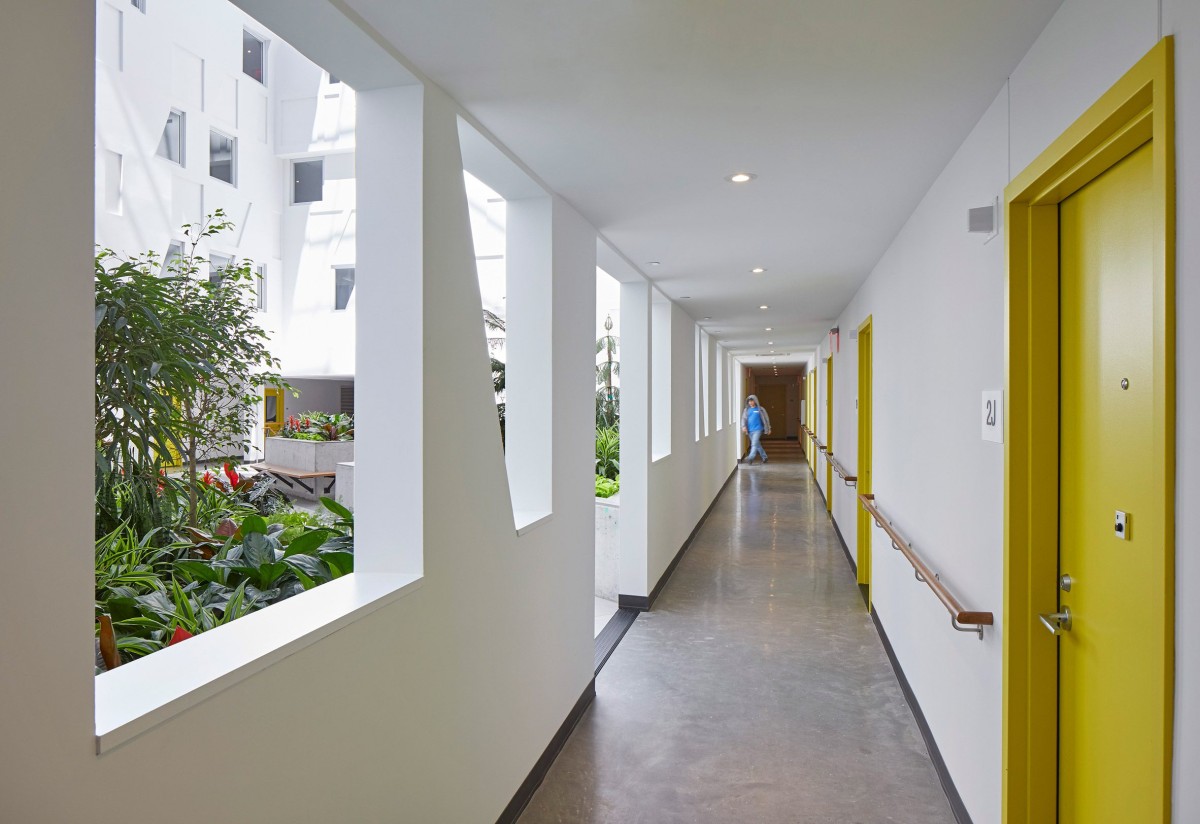Los pasillos que conducen a los apartamentos privados disponen de vanos que dan al atrio central.