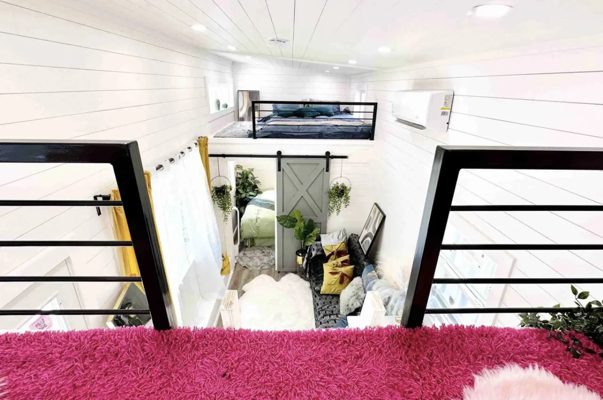 A ambos extremos se ubican dos altillos que pueden usarse como una habitación complementaria o como una zona de estudio o juego.