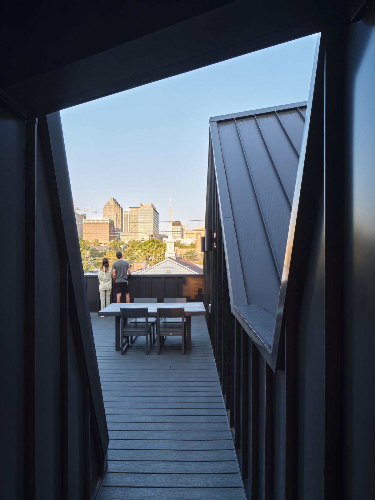 La azotea orientada al oeste cuenta con vistas al centro, mientras que la del lado este del edificio actúa como un espacio más tranquilo e introspectivo.