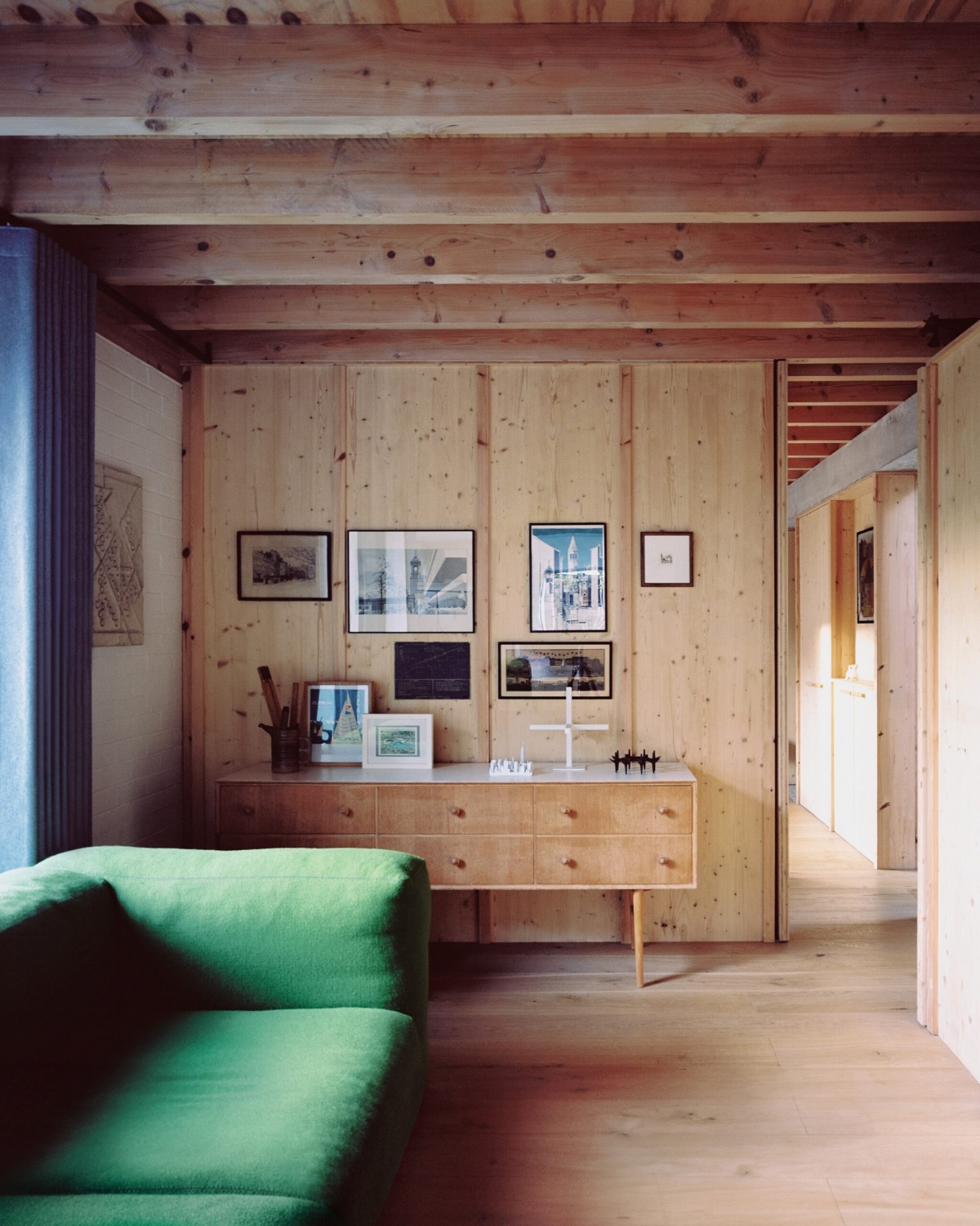 Salón con sofá verde