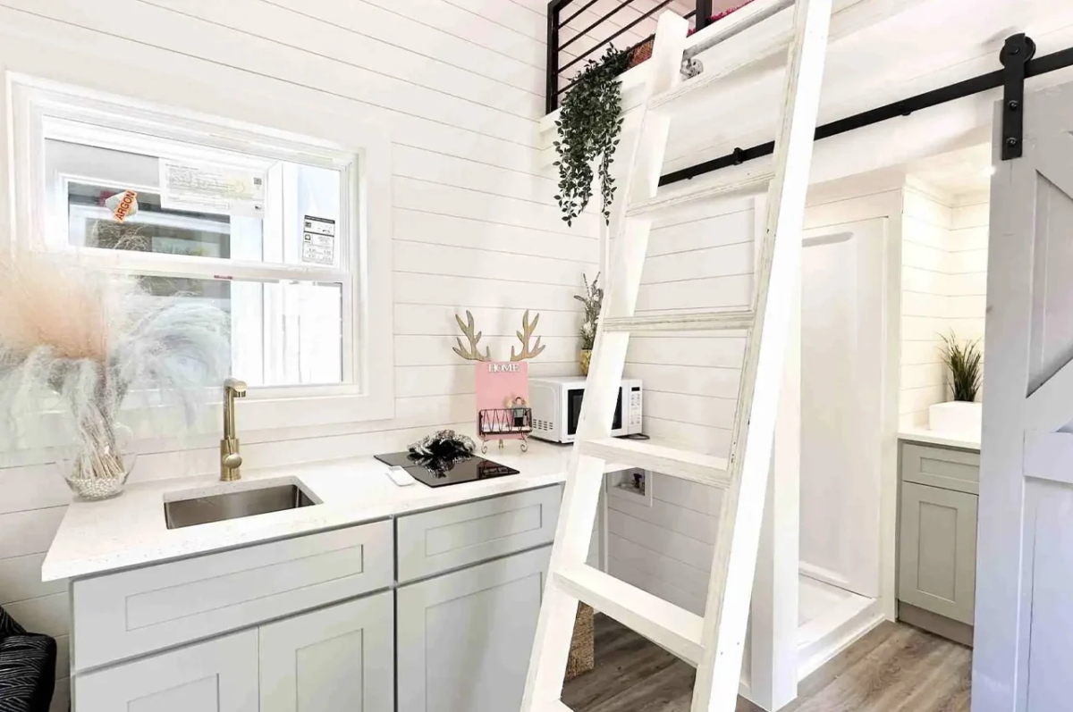 A los altillos se accede mediante unas escaleras extraíbles. 